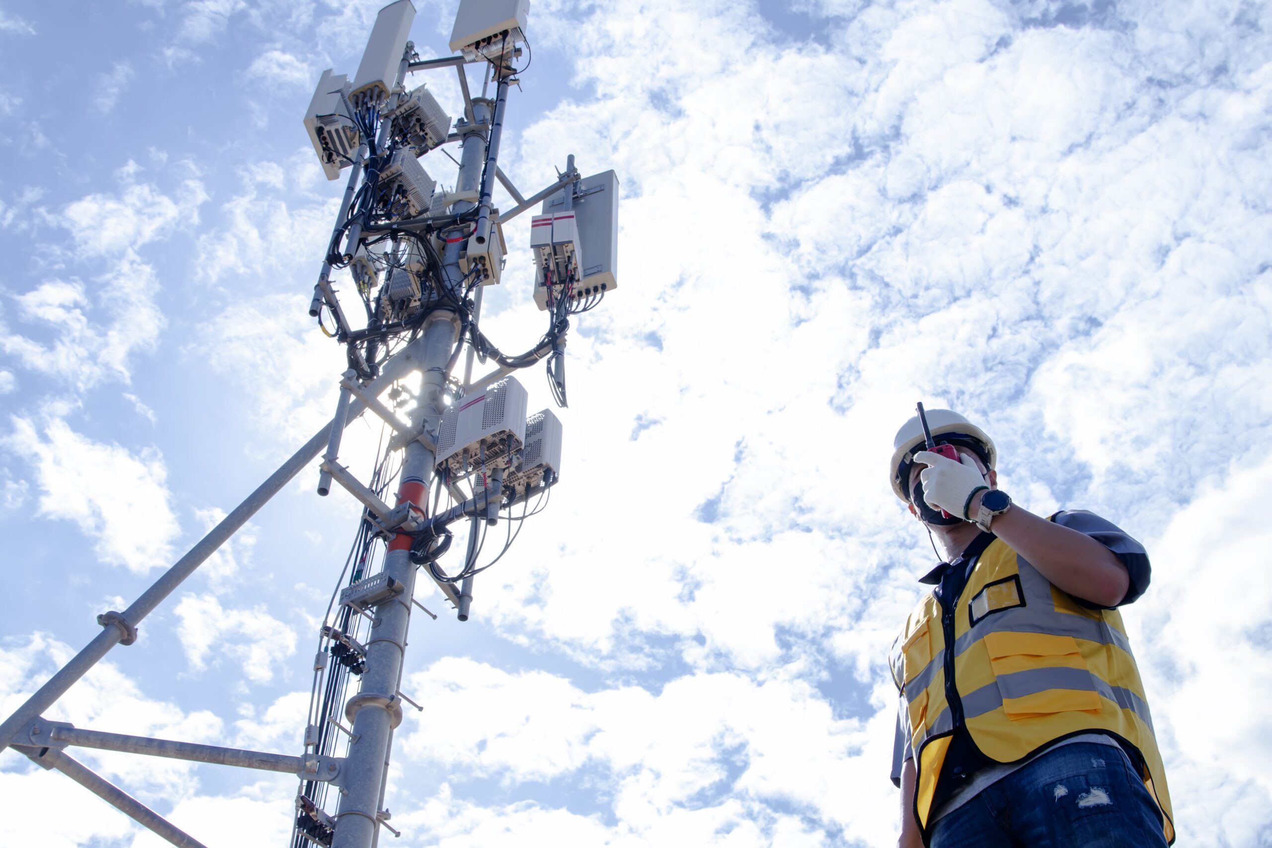 Técnico trabajando en infraestructura de telecomunicaciones